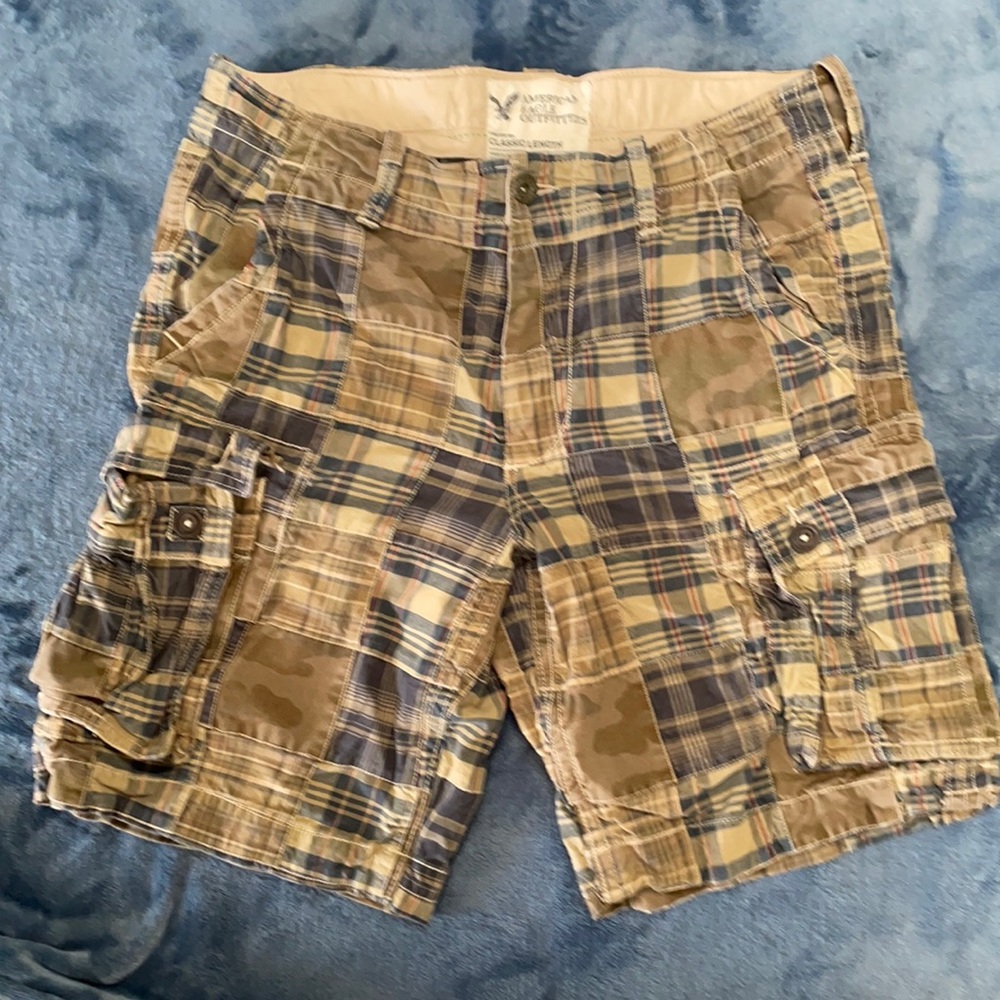 American Eagle Outfitters classic length cargo shorts size 34.